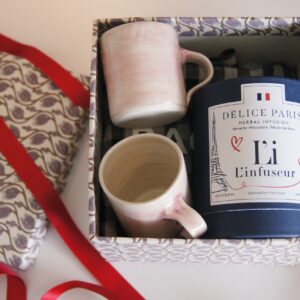 Tee, Tasche Paris und rosa Espressotassen